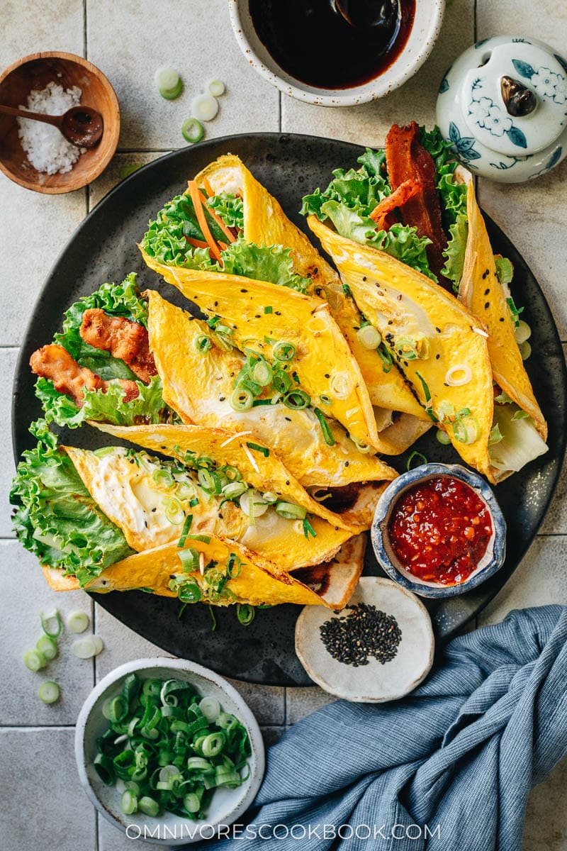 Ji dan bing stuffed with lettuce, vegetables and bacon