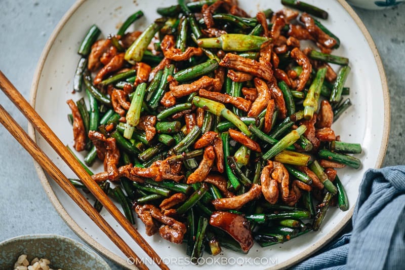 Garlic Scape Stir Fry with Pork (蒜苔炒肉丝)