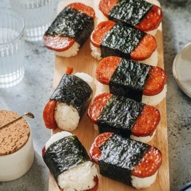 Spam musubi served on a tray
