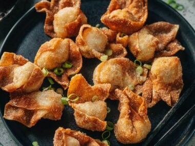 Fried wontons served in a plate
