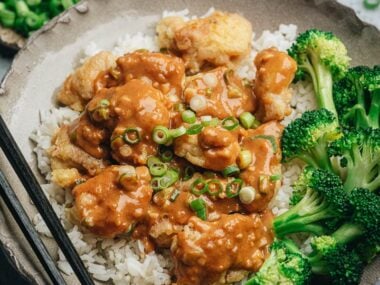 Crispy chicken with peanut butter sauce served with broccoli and rice