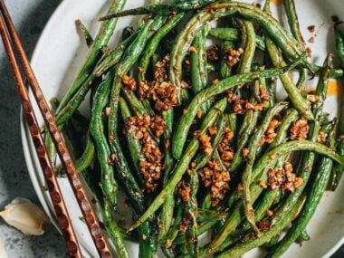Garlic green beans cooked in an air fryer