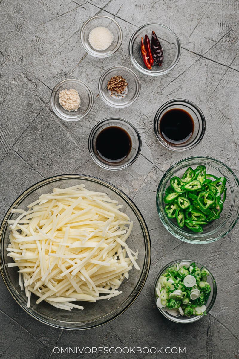 Ingredients for making shredded potato stir fry