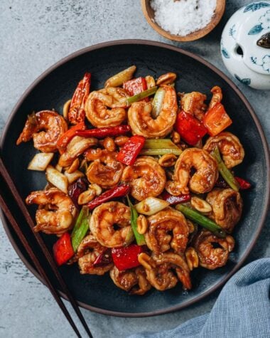 Kung pao shrimp with pepper served in a plate