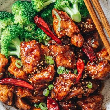 General Tso&rsquo;s Chicken served with broccoli