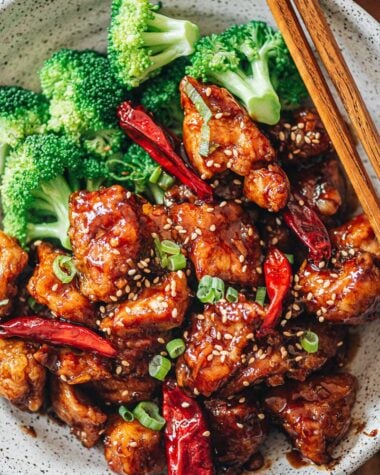 General Tso&rsquo;s Chicken served with broccoli