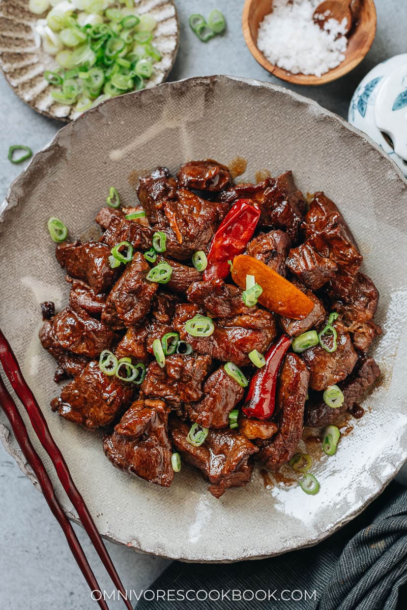 Hong shao yang rou in a plate