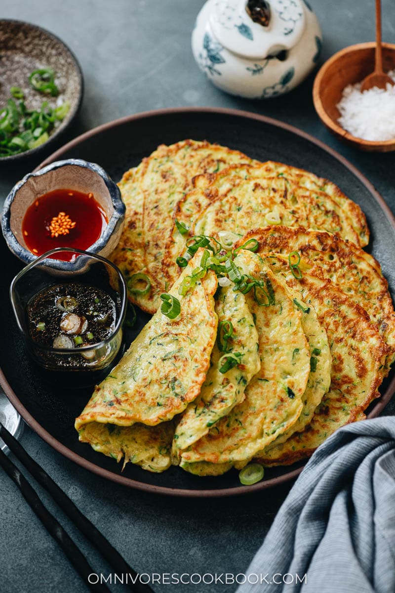 Hu Ta Zi served with dipping sauce