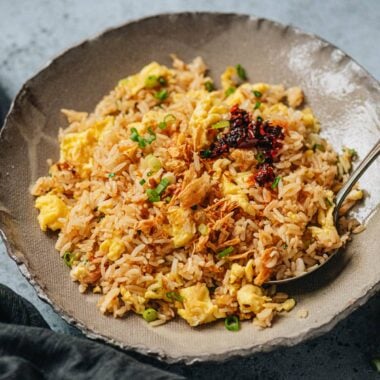 A Chinese style garlic fried rice featuring crispy rice and tender eggs stir fried with a savory sauce that has a strong garlic aroma. It is a side dish, but it tastes so good that I wouldn&rsquo;t mind serving it as a main. {Vegetarian and Gluten-Free Adaptable}