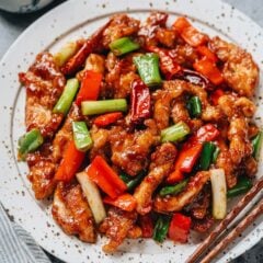 A Mongolian chicken recipe that does not require deep frying, yet it yields juicy chicken with a crispy texture, coated with a sweet, savory sauce that is very fragrant.