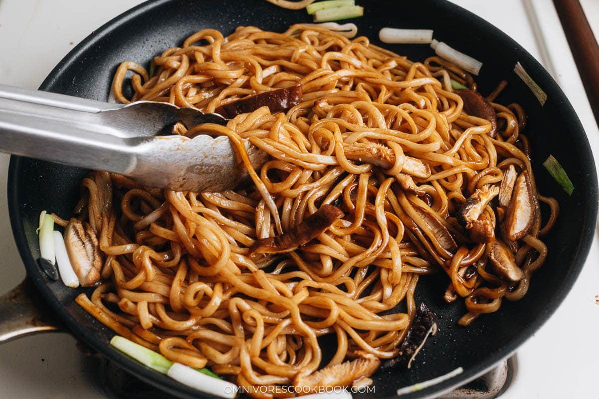 Toss the noodles with mushroom and scallion