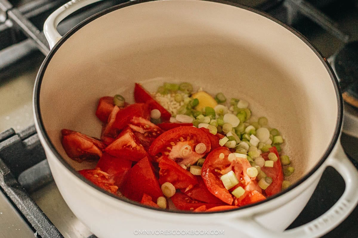 tomato and green onion in the pot