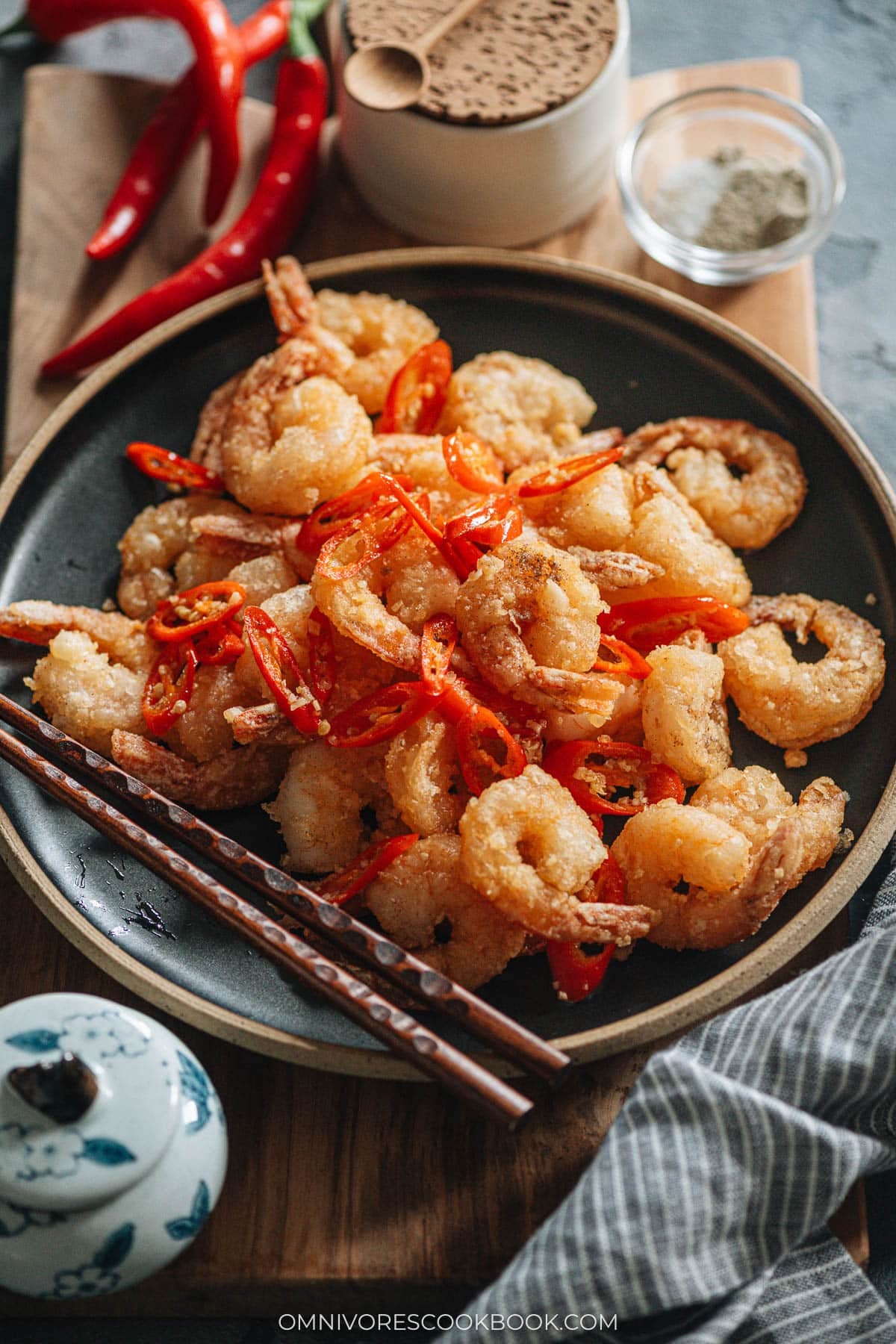 Salt and Pepper Shrimp (椒盐虾) | This recipe is perfect for you if you’re looking for an easy appetizer. The juicy shrimp are coated with a crunchy crispy coating and tossed in a garlicky salt and pepper mixture, creating a delicious dish no one can refuse. {Gluten-Free} Homemade salt and pepper shrimp