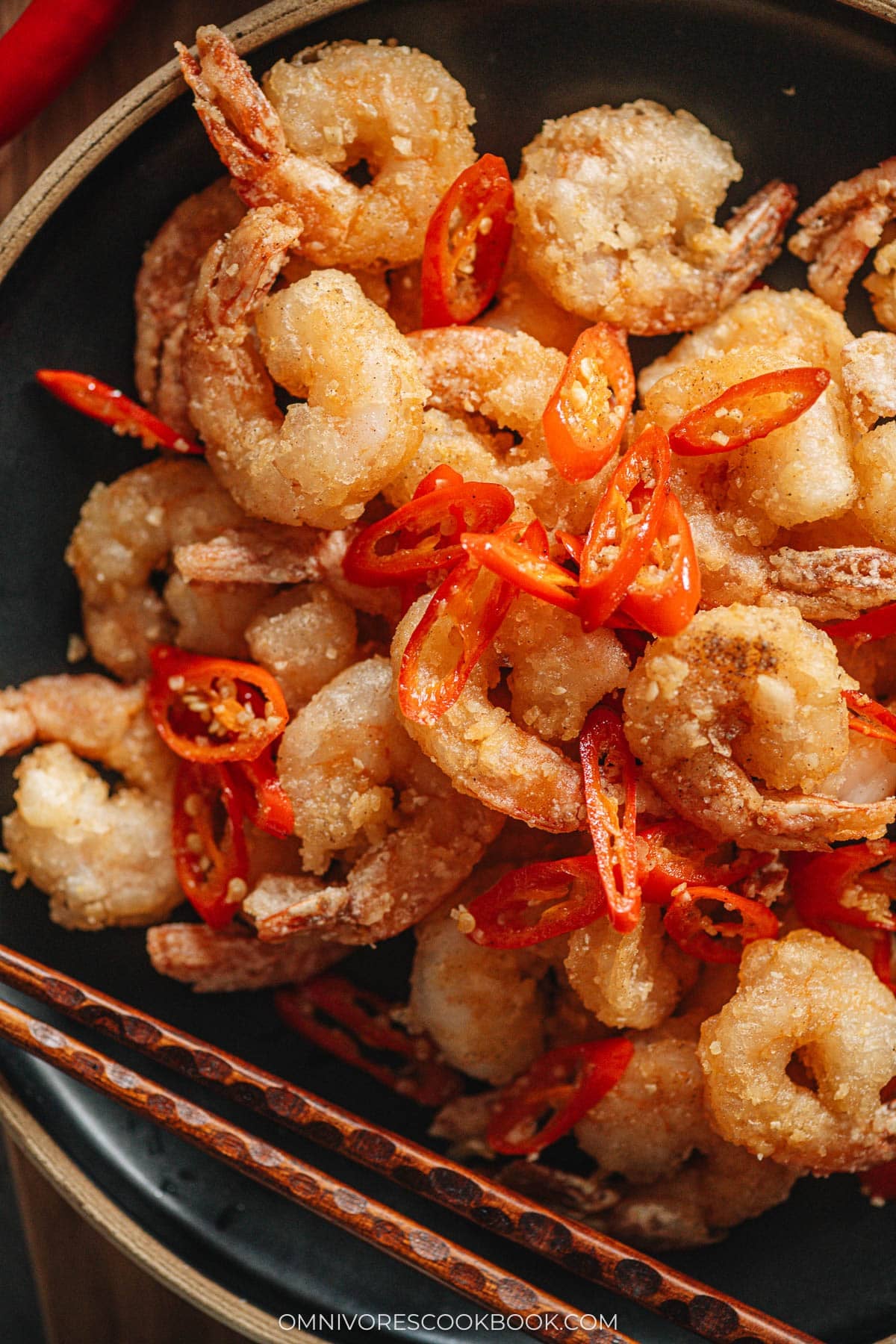 Salt and Pepper Shrimp (椒盐虾) | This recipe is perfect for you if you’re looking for an easy appetizer. The juicy shrimp are coated with a crunchy crispy coating and tossed in a garlicky salt and pepper mixture, creating a delicious dish no one can refuse. {Gluten-Free} Salt and pepper shrimp in a plate
