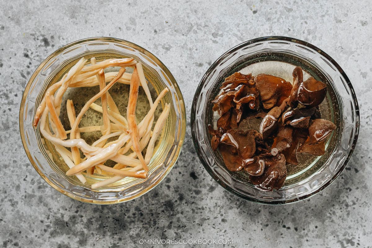 Soakin dried lily flowers and wood ear mushrooms 