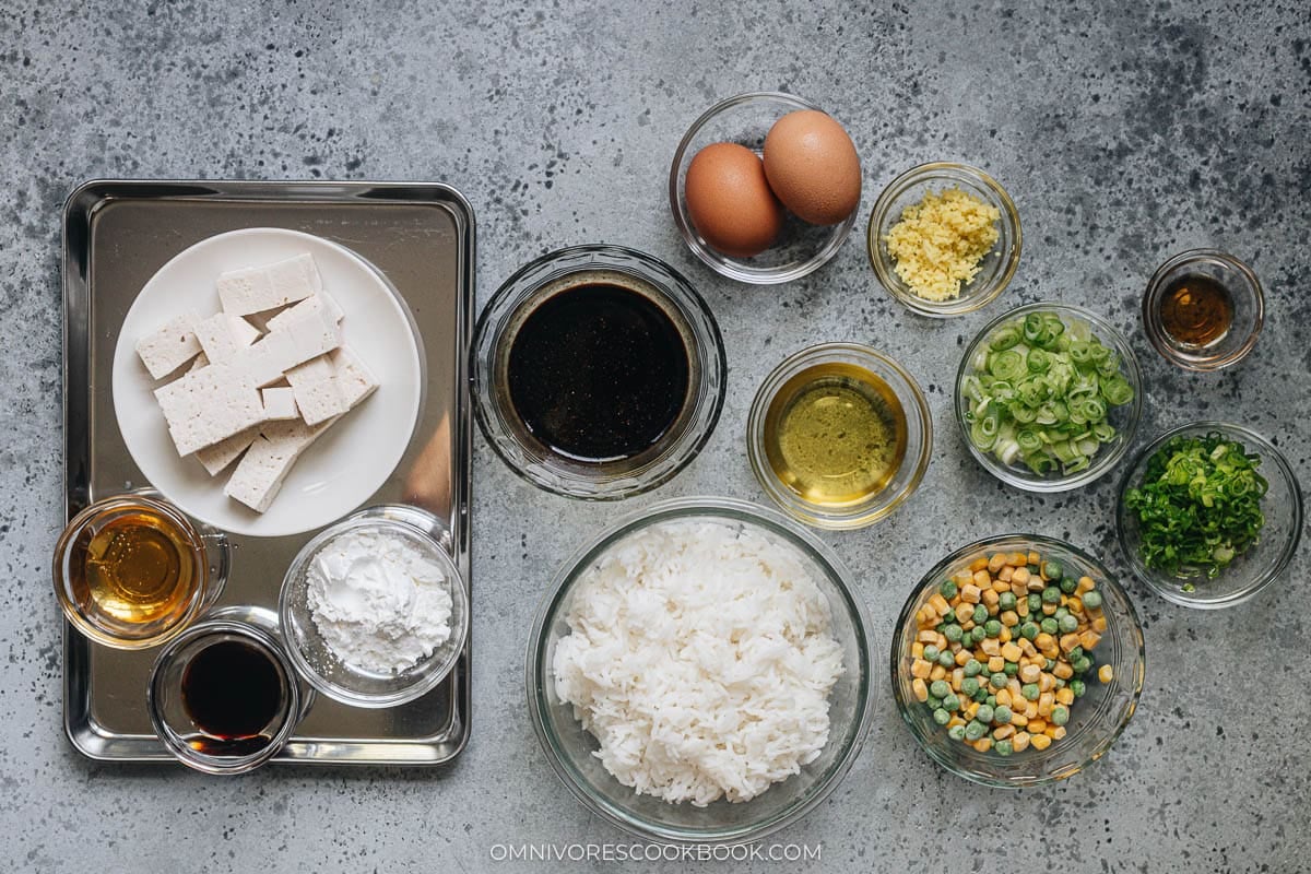 Easy tofu fried rice - A healthy and delicious one-pot meal that you can whip up in 20 minutes. The charred rice is bursting with flavor and loaded with vegetables and lean protein. {Vegetarian, Gluten-free adaptable} #healthy #withegg #vegetable #recipe Ingredients for tofu fried rice