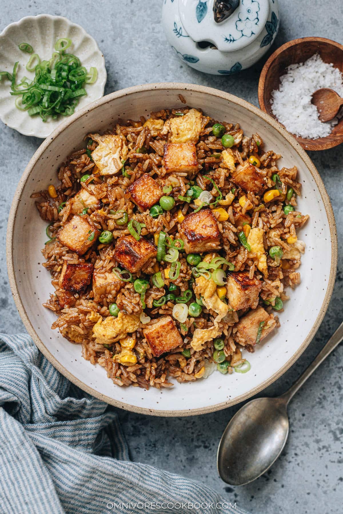 Easy tofu fried rice - A healthy and delicious one-pot meal that you can whip up in 20 minutes. The charred rice is bursting with flavor and loaded with vegetables and lean protein. {Vegetarian, Gluten-free adaptable} #healthy #withegg #vegetable #recipe Tofu fried rice with lime on the side