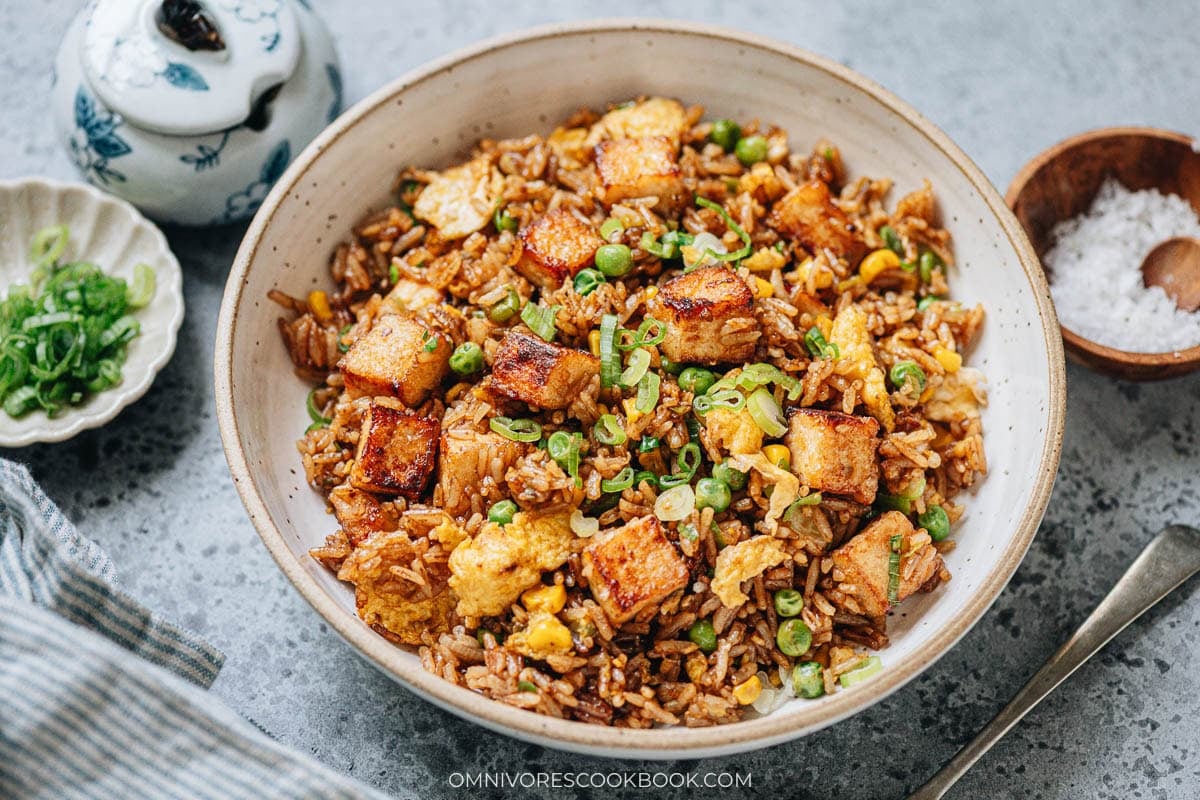 Easy tofu fried rice - A healthy and delicious one-pot meal that you can whip up in 20 minutes. The charred rice is bursting with flavor and loaded with vegetables and lean protein. {Vegetarian, Gluten-free adaptable} #healthy #withegg #vegetable #recipe Tofu fried rice close up